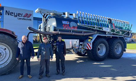 Ein Wienhoff Güllefass geht nach Risstissen