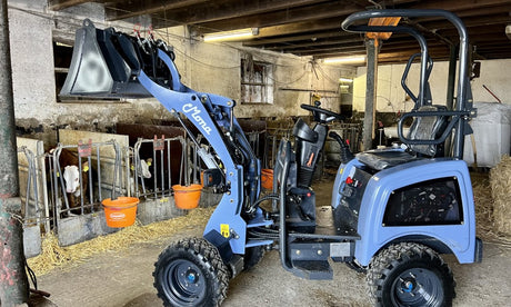 MONA Elektro-Hoflader fährt wendig im Kälberstall