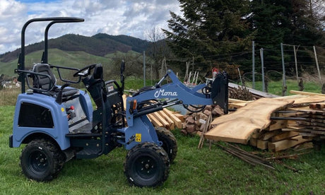 MONA unterstützt Herrn Seifried bei Holzarbeiten