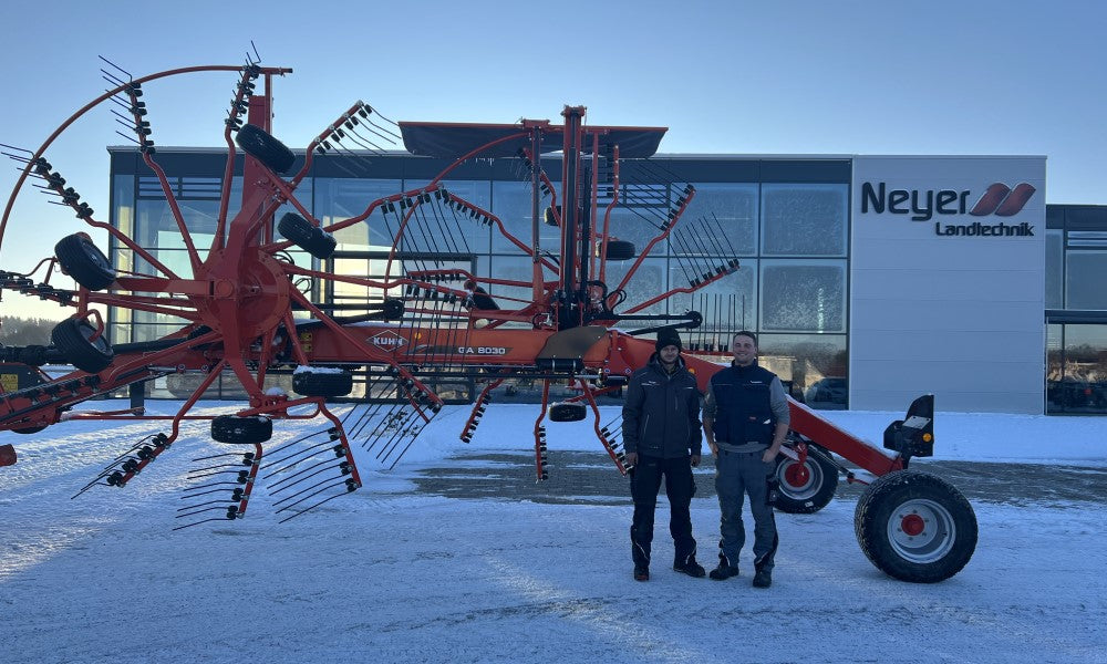 Neuer KUHN Schwader im Einsatz bei Bergatreute