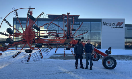 Neuer KUHN Schwader im Einsatz bei Bergatreute