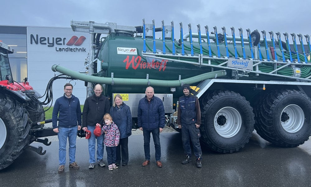 Neues Güllefass mit 15 Meter Verteiler