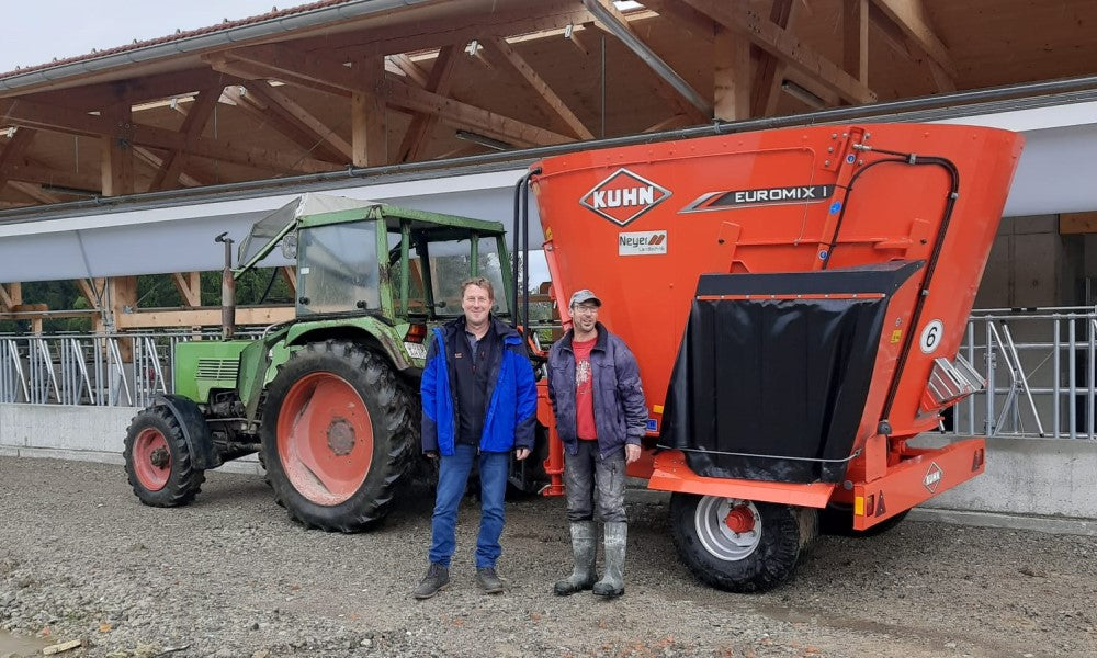 Ein neuer KUHN Futtermischwagen mit Austragsband