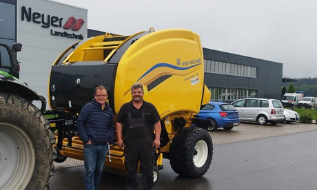 Eine neue New Holland Roll-Belt 180 C Rundballenpresse