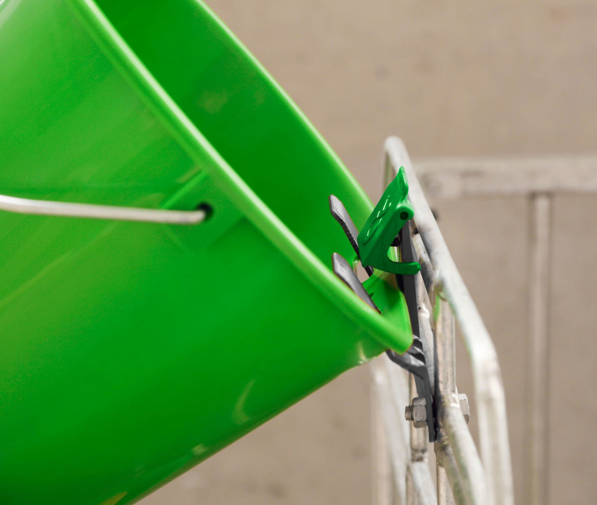 Kerbl Eimerhalter mit Auswurfsicherund Bucket Guard, 3er-Pack 3 Packung 1407