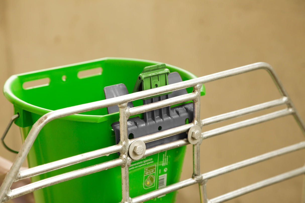 Kerbl Eimerhalter mit Auswurfsicherund Bucket Guard, 3er-Pack 3 Packung 1407