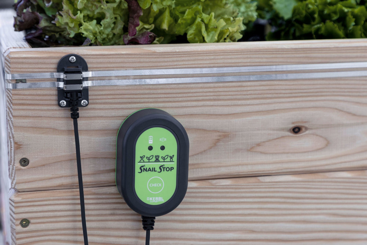 Kerbl Stromgerät mit angeschlossenem Kontaktclip und Halteplatte für SnailStop Elektrischer Schneckenzaun 291125