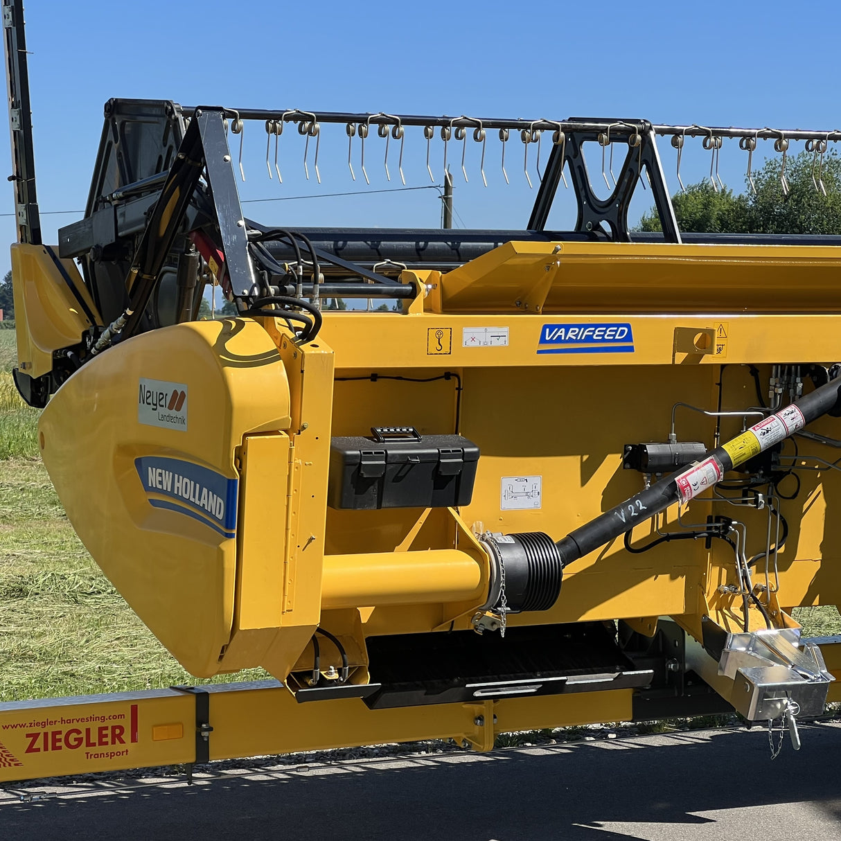 New Holland 760 CG VARIFEED Getreideschneidwerk