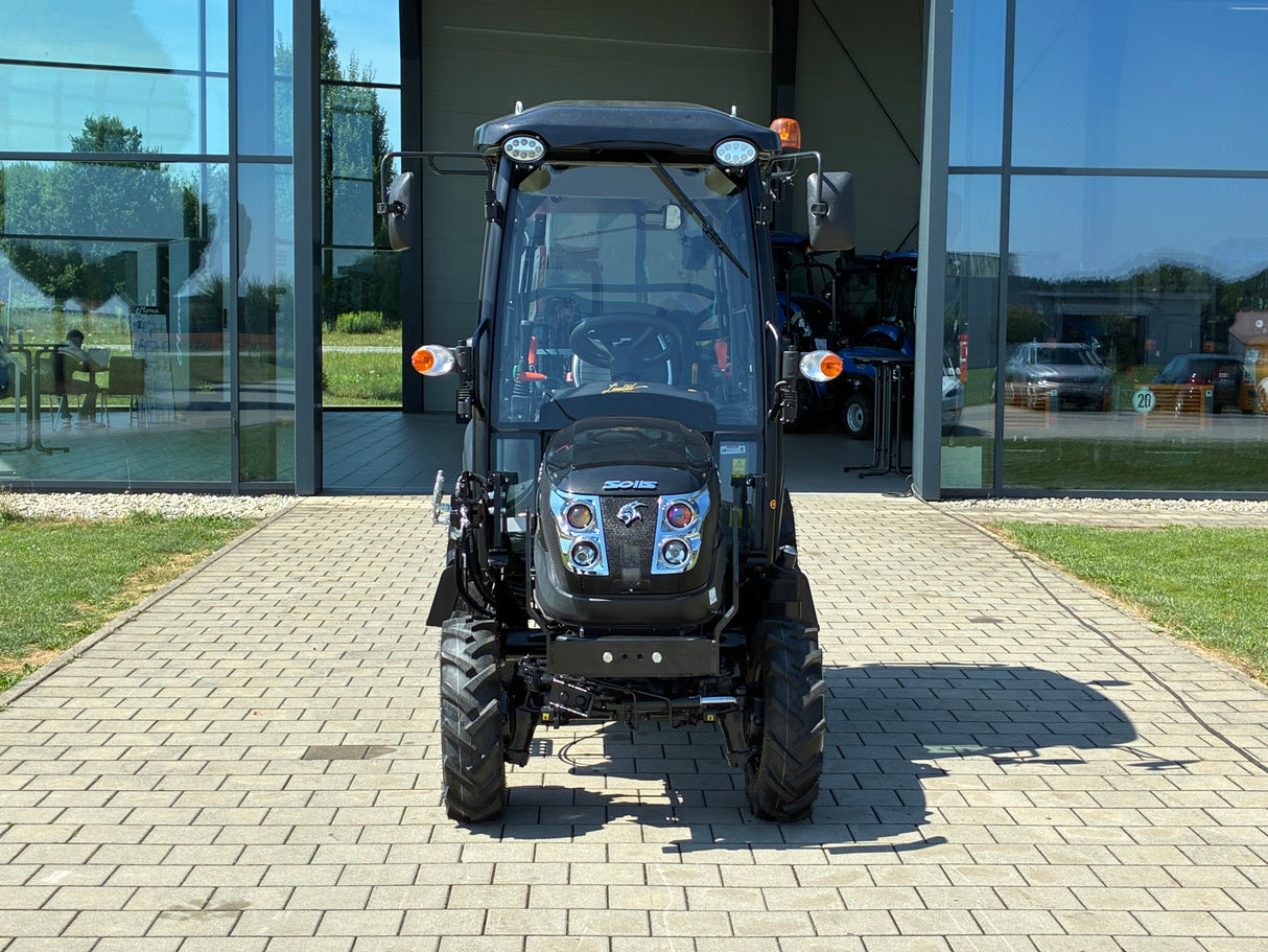 Solis 26 9+9 mit Kabine Black Panther Sonderlackierung