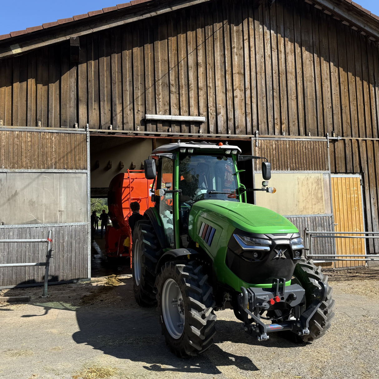 Xeevo E904i Elektro-Traktor mit 100 PS