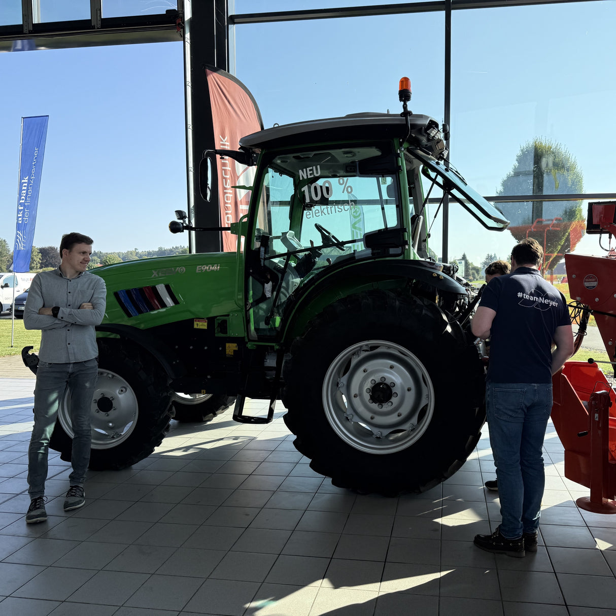 Xeevo E904i Elektro-Traktor mit 100 PS