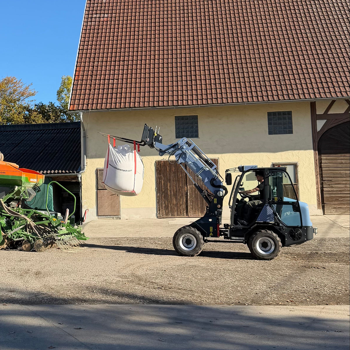 MONA Solara+ elektrischer Teleskopradlader