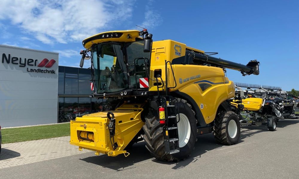 Ein New Holland CR8.80 Mähdrescher verlässt den Hof