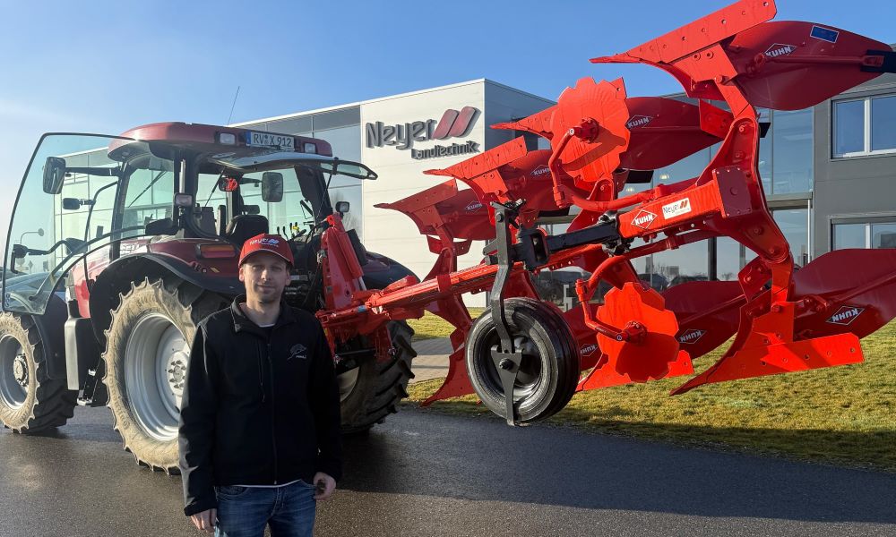 Ein neuer Kuhn Multi-Master 123 Pflug geht nach Fronhofen