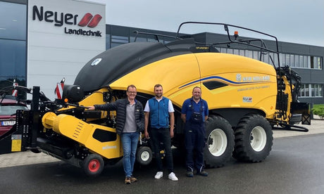 Neue New Holland Ballenpresse geht nach Oberopfingen