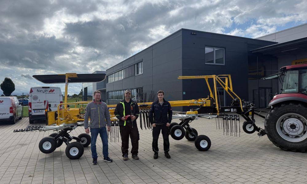 Neuer New Holland ProRotor Wurmschwader mit AutoSteer