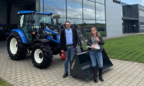 Ein New Holland T4.75S mit Stoll-Frontlader geht nach Ummendorf