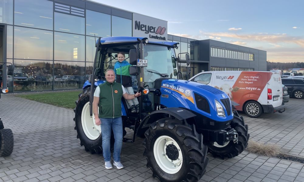 Ein New Holland T4.75S geht nach Leutkirch