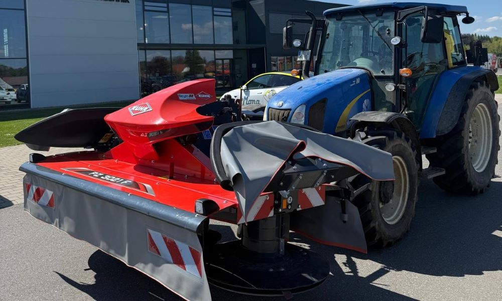 Neues Frontmähwerk KUHN PZ 3021F für den Betrieb Weber