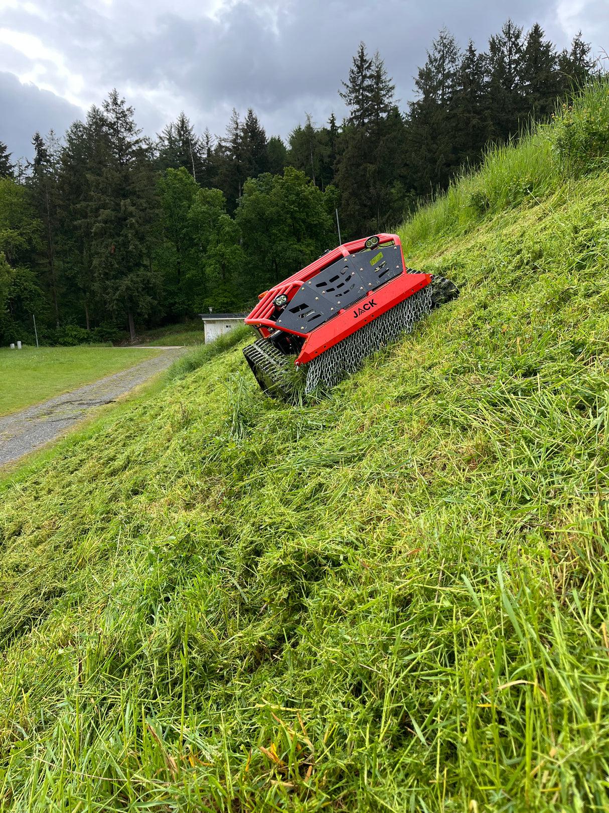 Jack Mulcher ferngesteuerte Mähraupe mit Mulchdeck für Steilhänge