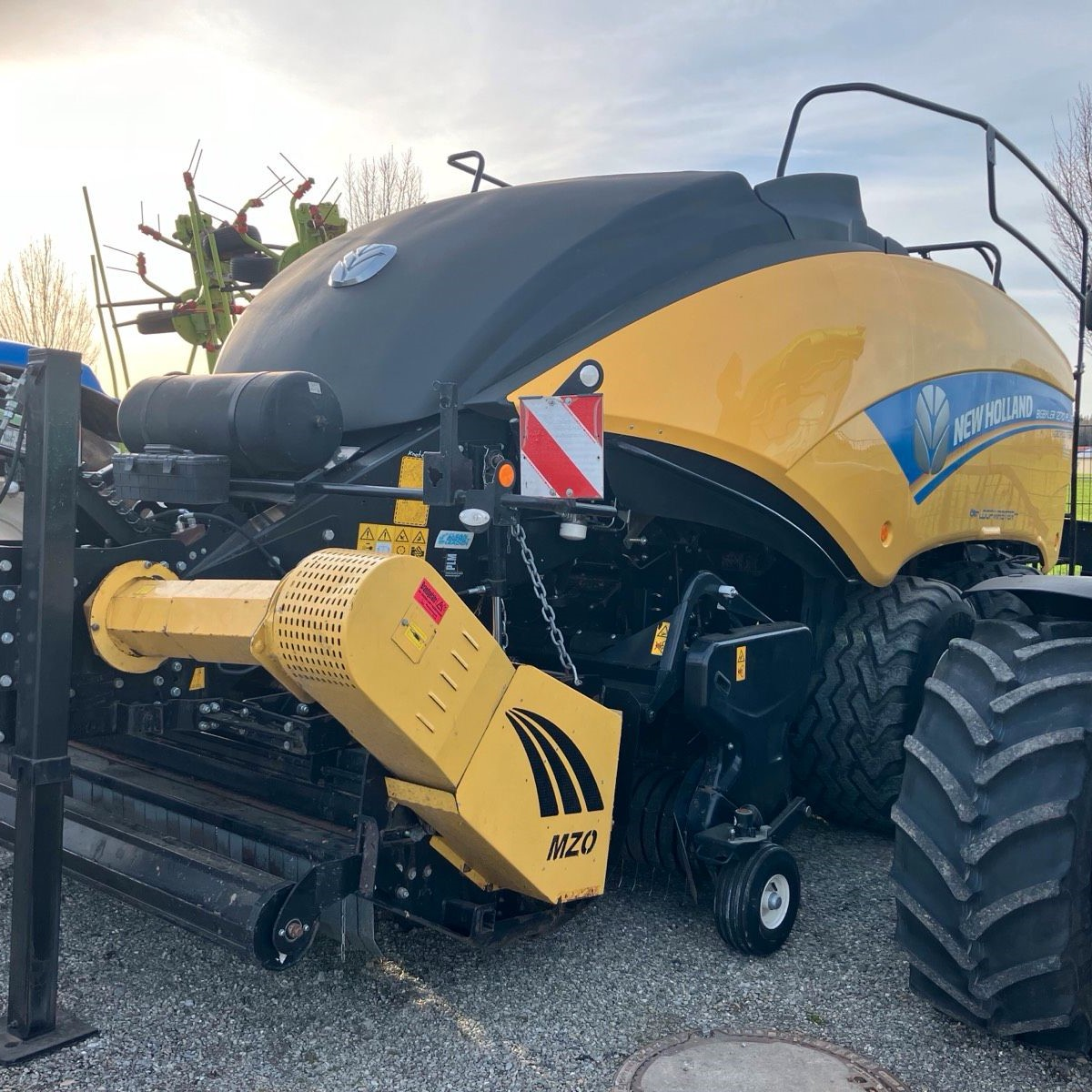 New Holland Presse BB 1270 RC Presse + Müthing Vorbauhäcksler