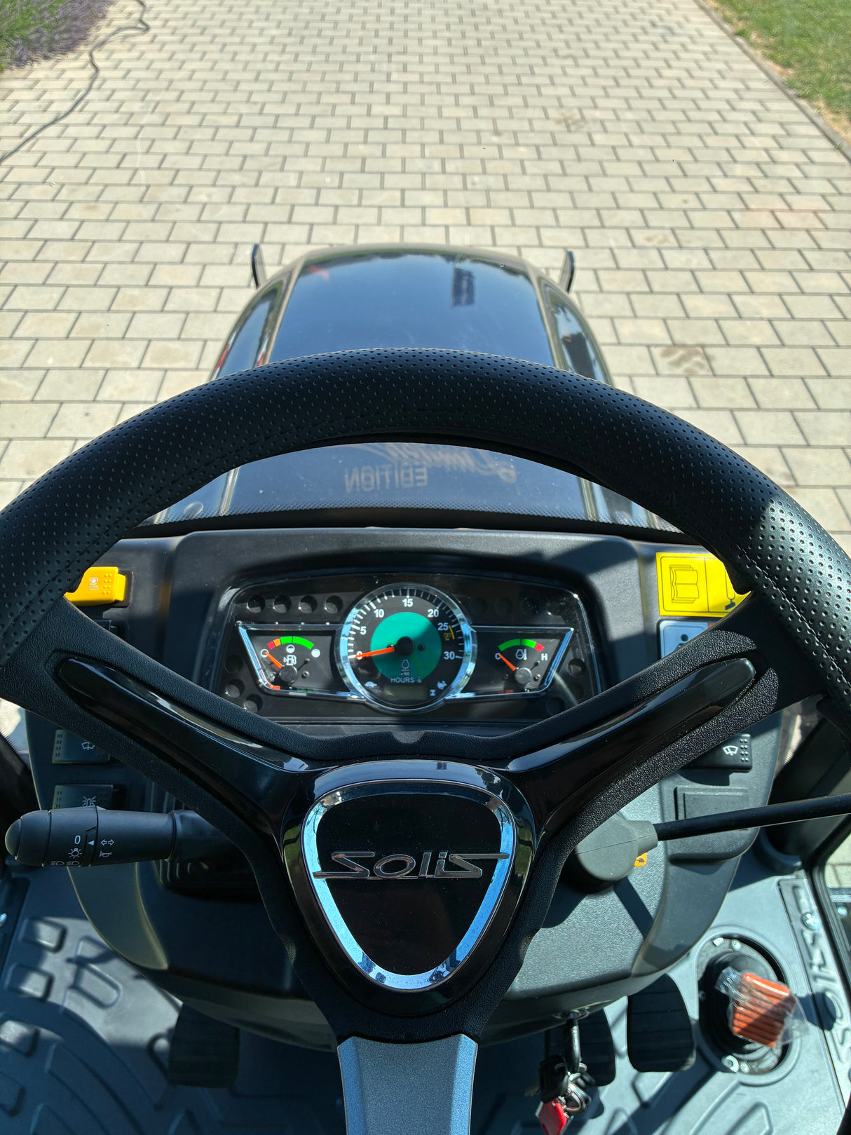 Solis 26 9+9 mit Kabine Black Panther Sonderlackierung