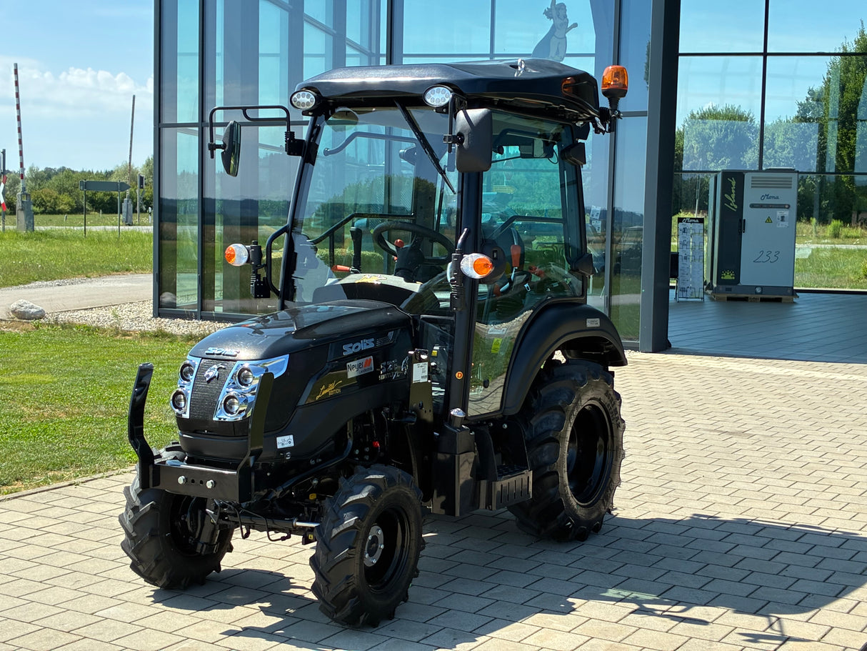 Solis 26 9+9 mit Kabine Black Panther Sonderlackierung