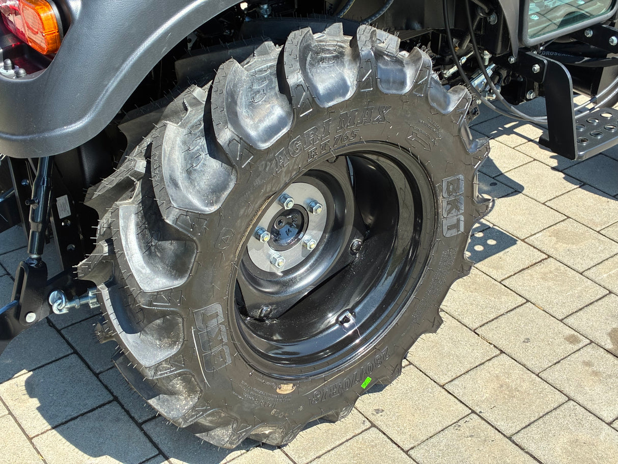 Solis 26 9+9 mit Kabine Black Panther Sonderlackierung