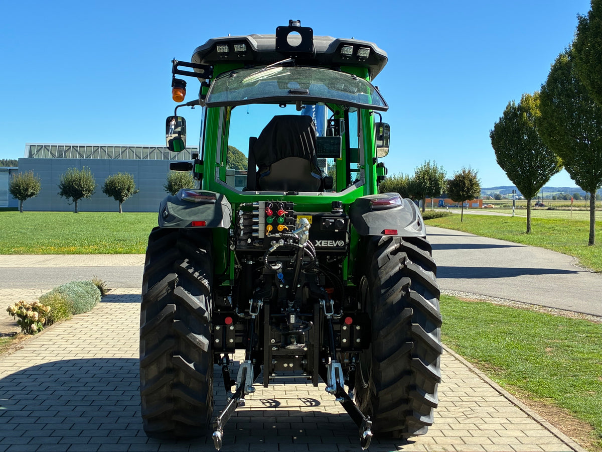 Xeevo E904i Elektro-Traktor mit 100 PS